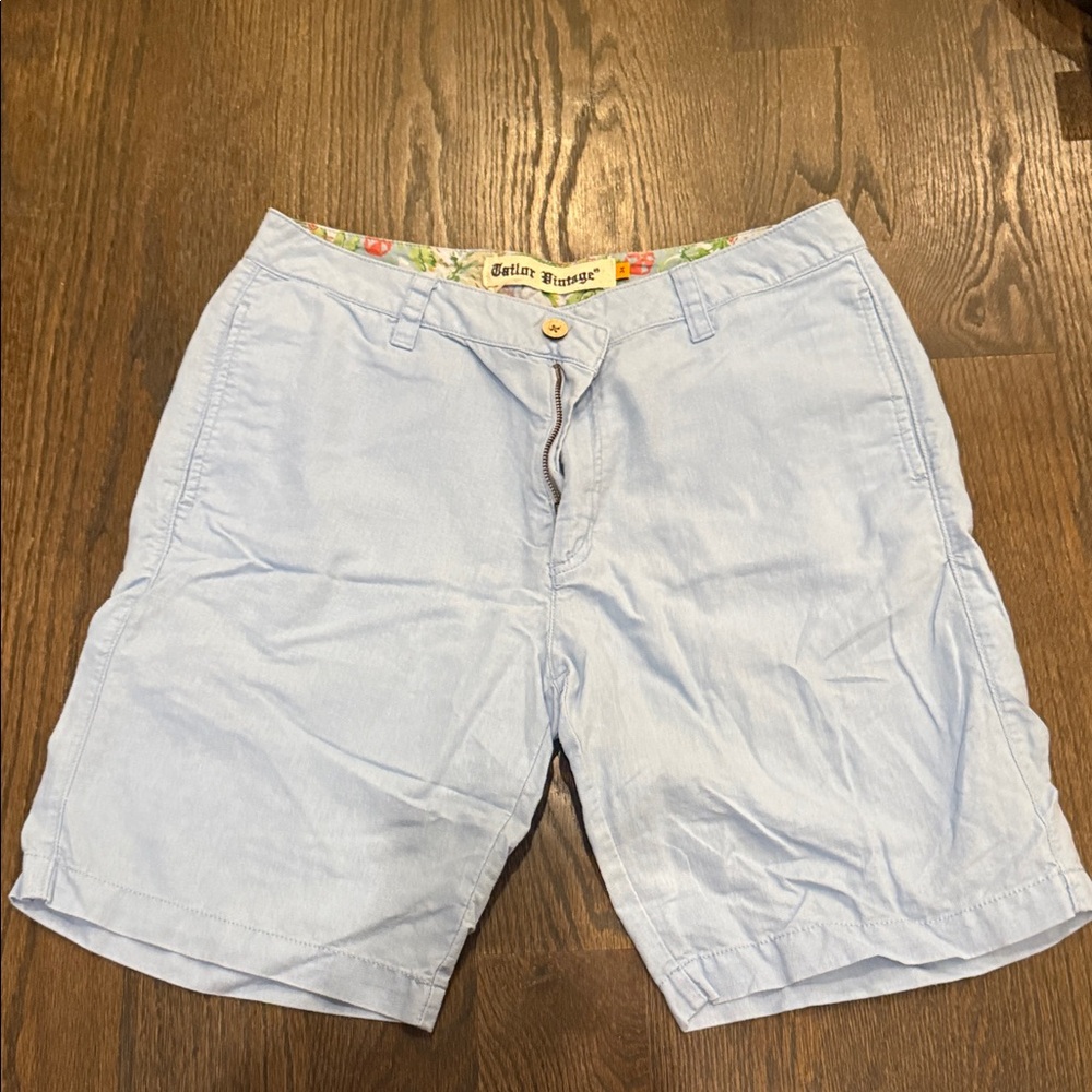 Men’s light blue Tailor Vintage chino shorts with a wooden button closure